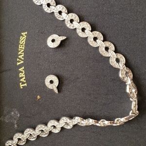 𝅺TARA Vanessa round link set necklace and post earrings.